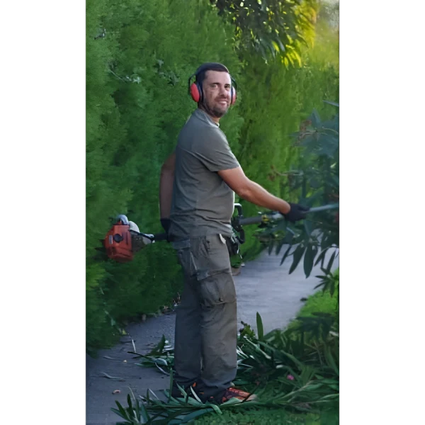 jardinero cortando hojas y setos